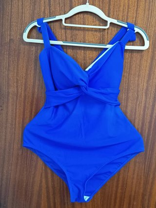 Traje de baño azul con nudo