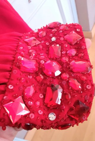 Vestido Kharisma rojo con pedrería.