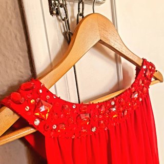 Vestido Kharisma rojo con pedrería.