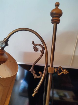 Lámpara de pie de madera y metal
