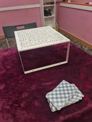Estantería metálica blanca con diseño