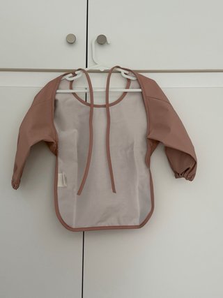 Babero impermeable con mangas y cuello