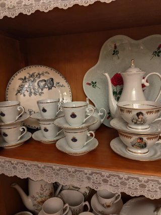 Conjunto de tazas de café y platos