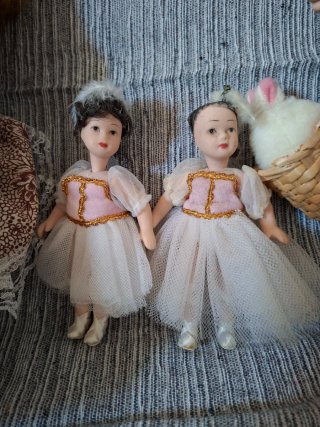 Lote de 6 muñecas,porcelana y gestitos