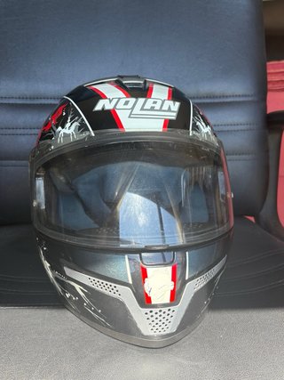 Casco de moto negro y rojo con diseño