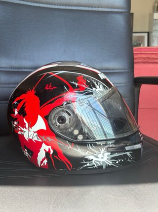 Casco de moto negro y rojo con diseño
