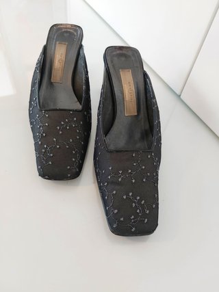 Zapato de fiesta Cortefiel gris oscuro bordado