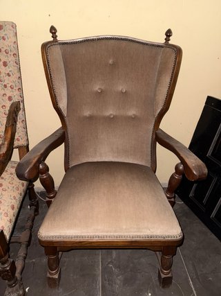 Sillón antiguo de terciopelo y madera