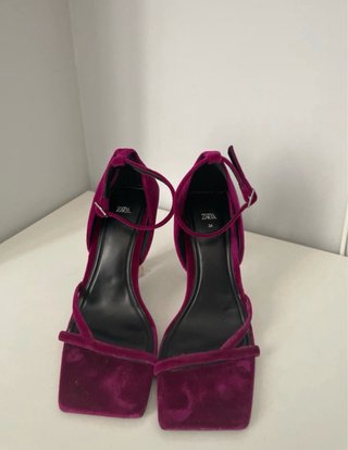 Sandalias terciopelo frambuesa De Zara