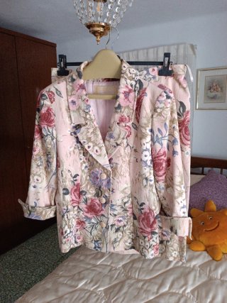 Traje de chaqueta floral rosa