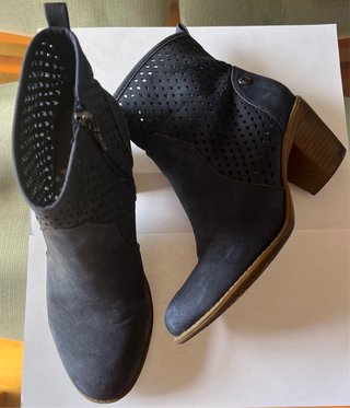 Botines de piel azules con perforaciones