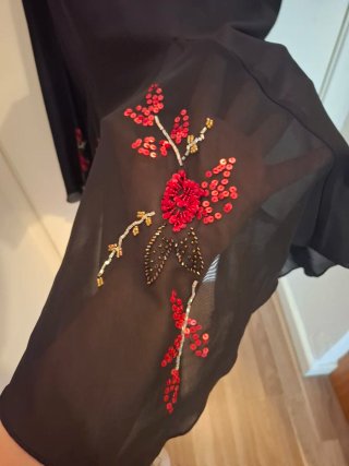 Falda negra con adornos rojos muy bonita