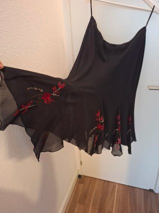 Falda negra con adornos rojos muy bonita
