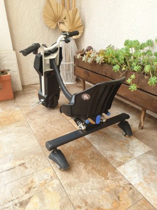 Triciclo eléctrico infantil