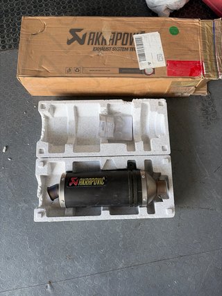 Silenciador Akrapovič Original Carbono