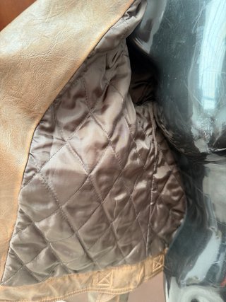 Chaqueta marrón estilo motero