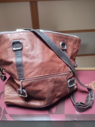 Bolso de piel marrón