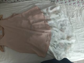 Falda corta floral beige y blanca