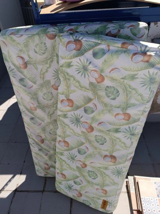 Cojines para sofá de palets con estampado tropical
