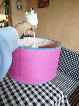 Lámpara de tela rosa y azul