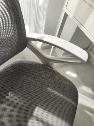 Silla de escritorio ergonómica gris y blanca