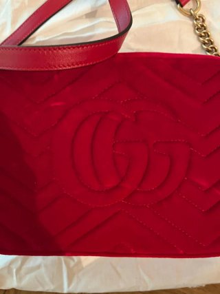 Borsa Gucci in velluto rossa con logo GG oro