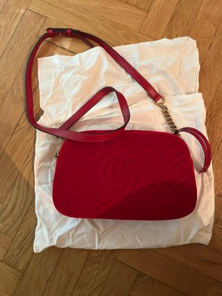 Borsa Gucci in velluto rossa con logo GG oro
