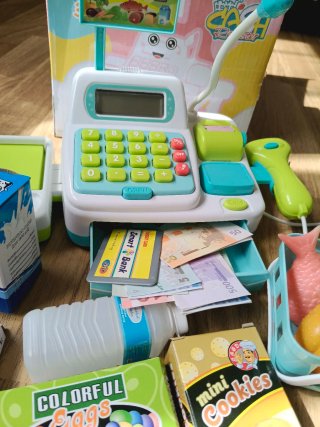 Caja registradora de juguete con dinero