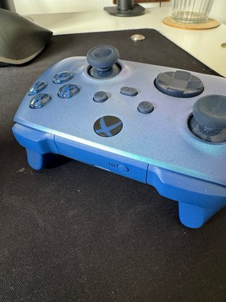 Mando Xbox azul con cargador y batería