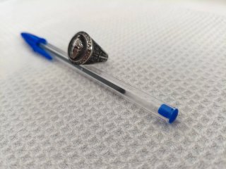 Anillo de hombre con diseño de casco