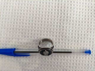 Anillo de hombre con diseño de casco