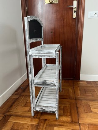 Estantería de madera gris con pizarra