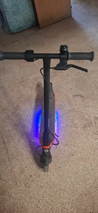 Patinete eléctrico con luces LED para niños