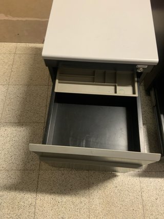 Mueble archivador Haworth gris y blanco. Cada uno