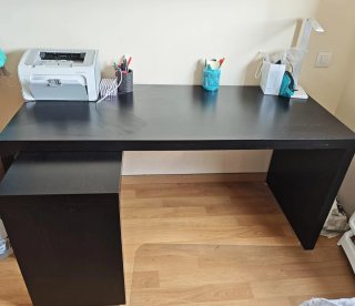 Escritorio negro de madera