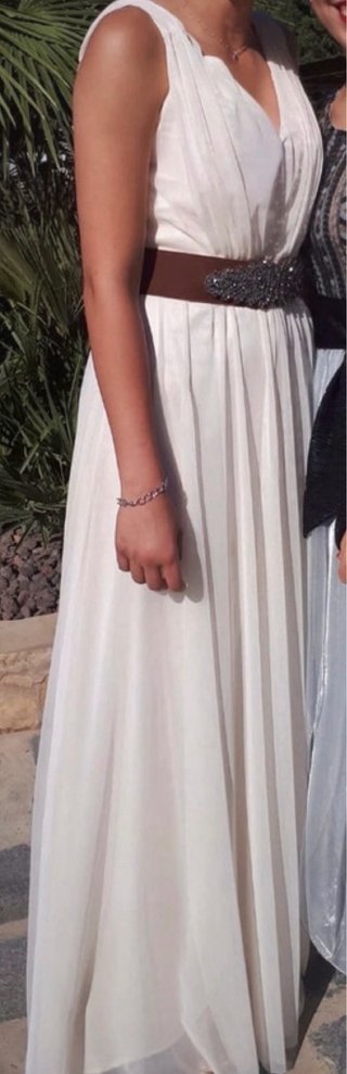 Vestido de graduación beige y dorado