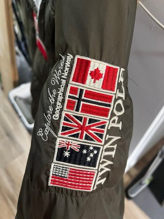 Chaqueta tipo canguro marca Norway