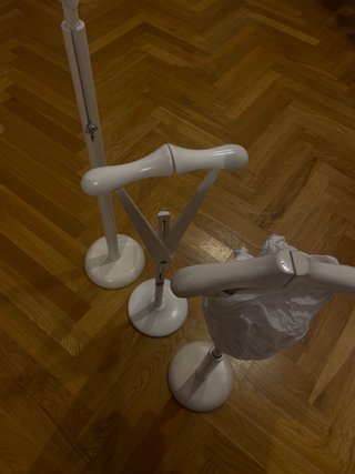 Perchas escaparate metal y madera blanca