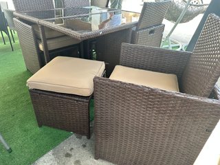 Mesa de terraza con sillas