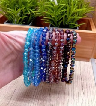 Diferentes pulseras con brillantes de cristal