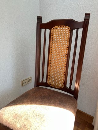 Silla de madera estilo clásico con rejilla