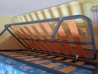 Base de cama metálica con lamas de madera