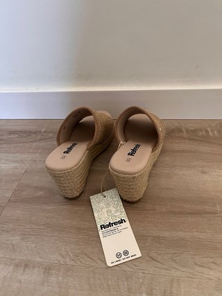 Sandalias cuña Refresh marrón talla 37 Nuevas