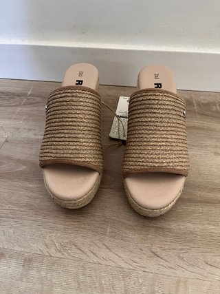 Sandalias cuña Refresh marrón talla 37 Nuevas
