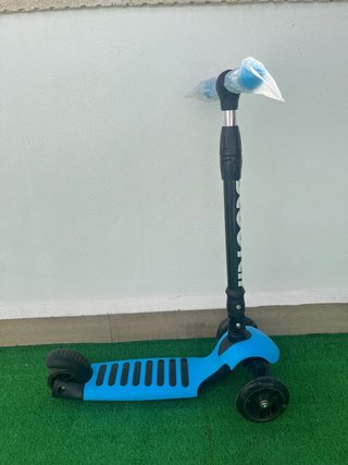 Patinete 3 ruedas azul marca Scooter