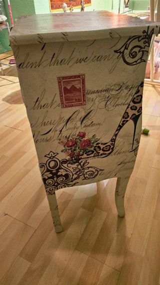 Mesa auxiliar decorada estilo vintage