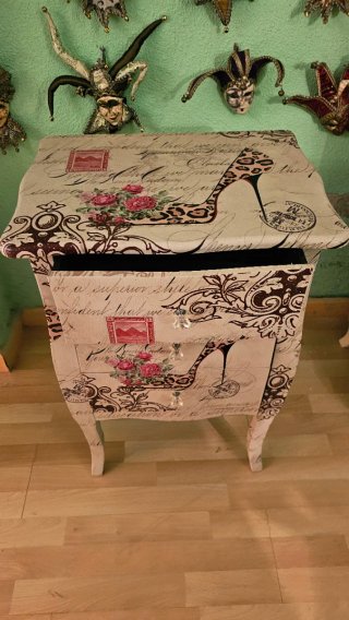 Mesa auxiliar decorada estilo vintage