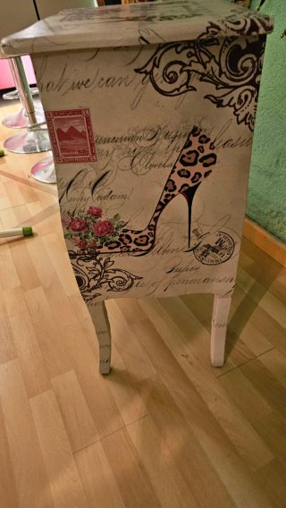 Mesa auxiliar decorada estilo vintage