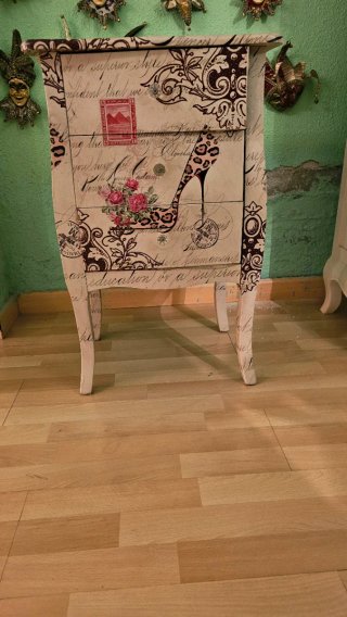 Mesa auxiliar decorada estilo vintage
