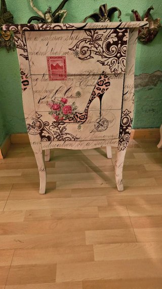 Mesa auxiliar decorada estilo vintage
